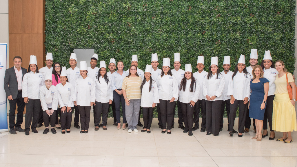 La Fundación JUPÁ celebra la graduación de 22 estudiantes del Programa de Asistente de Chefs en la Academia de Artes Culinarias Mise en Place.