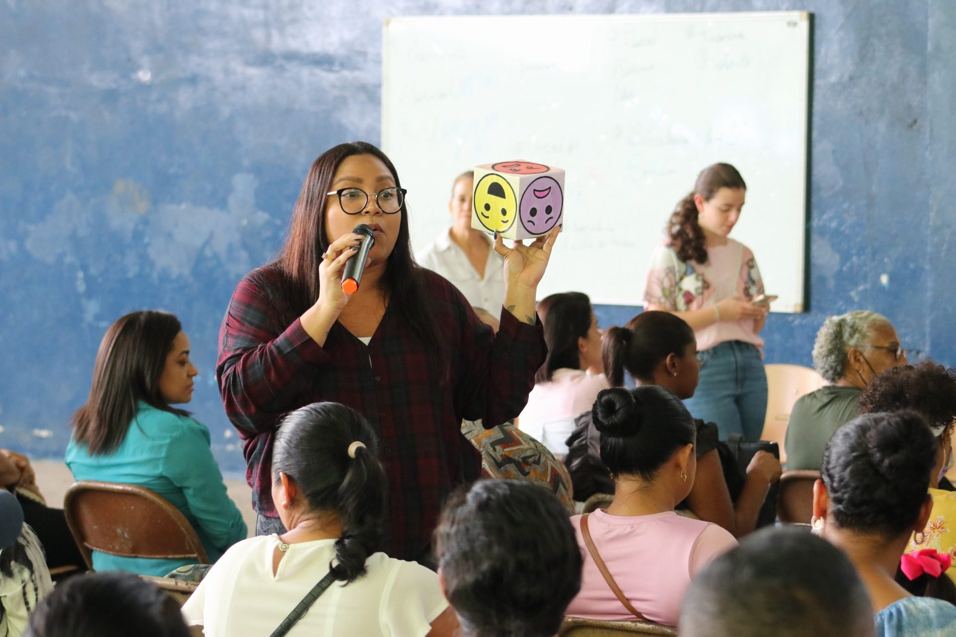 Fundación JUPÁ realiza «Escuela para Padres» en la escuela Octavio M. Pereira con temas emocionales es fundamental para brindar un apoyo sólido a sus hijos.