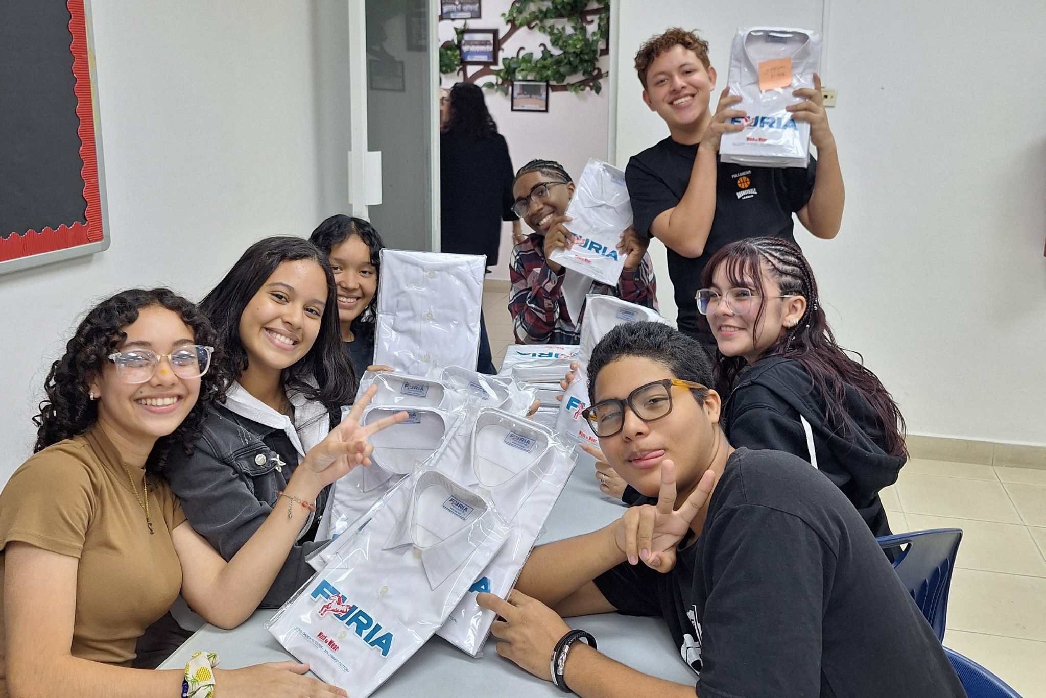 Durex Panamá se une a nuestra labor por la educación donando camisas escolares