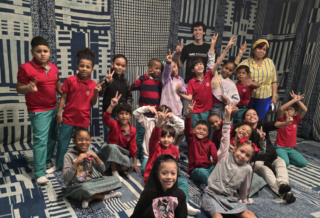 Estudiantes de Aprende Divirtiéndote exploran el arte en el Museo de Arte Contemporáneo