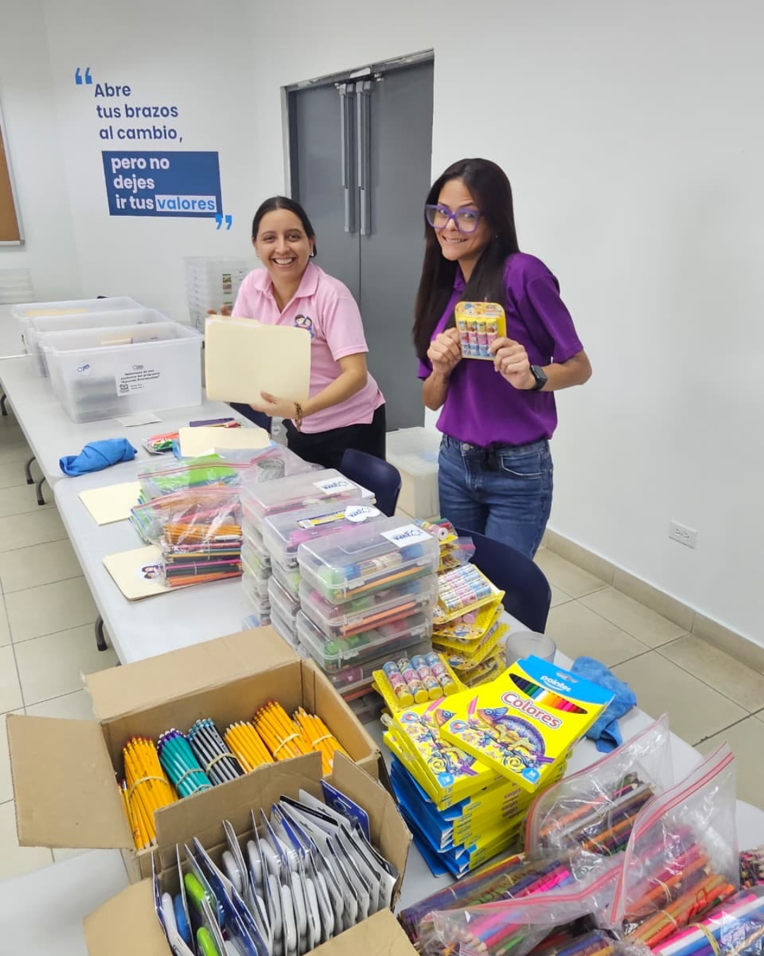 Facilitadoras de «Aprende Divirtiéndote» preparan materiales personalizados para el inicio de clases