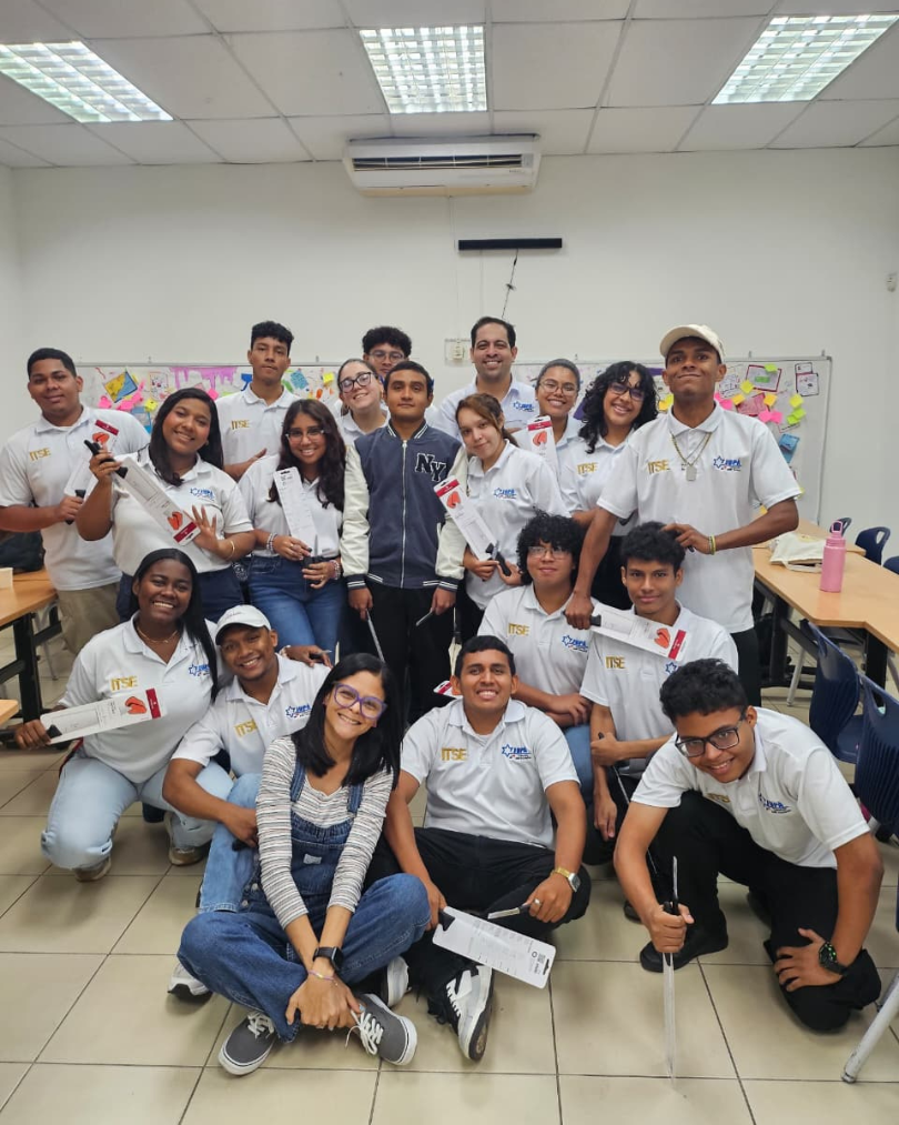 Segunda Generación de Artes Culinarias recibe sus cuchillos